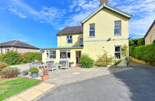 Abersoch House | GORGEOUS SPACIOUS FAMILY HOUSE IN THE CENTRE OF ABERSOCH WITH BEACH HUT!