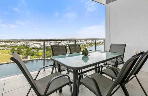 Birtinya Apartment | Gorgeous Water view 2brm apartment (opp hospital)