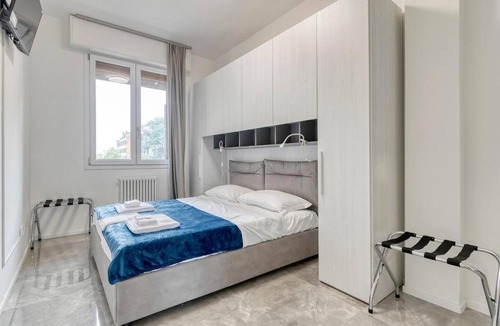 San Donato-San Vitale Apartment | Grand 6 Bedroom Central Apartment 4 Baths & 1 Parking