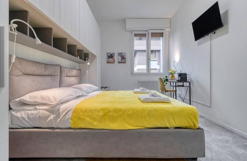 San Donato-San Vitale Apartment | Grand 6 Bedroom Central Apartment 4 Baths & 1 Parking