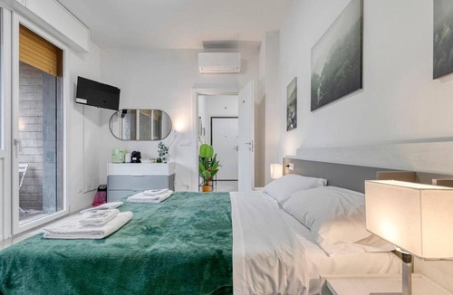 San Donato-San Vitale Apartment | Grand 6 Bedroom Central Apartment 4 Baths & 1 Parking