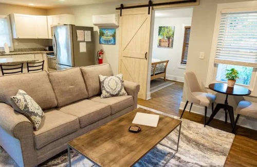 Charleston Cottage | Grand Oaks Cottage: Ideal Location!
