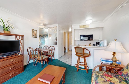 Galveston Condo | Great Seawall Location with Shared Pool, Hot Tub, & Gulf Views