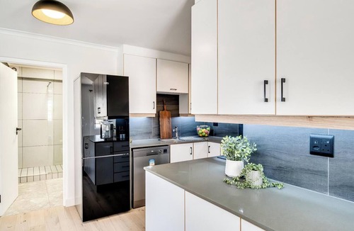 Three Anchor Bay Apartment | Green Point Modern 2bed Apartment Azura Atlantic