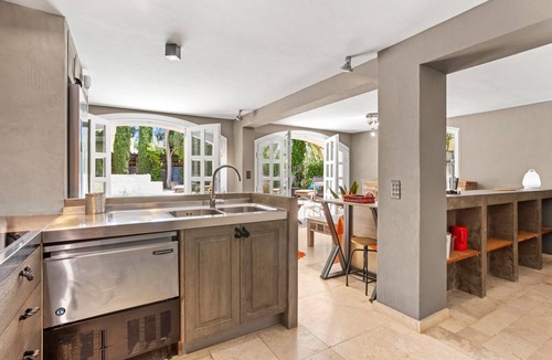 Plage de la Garonnette House | Ground-Floor Villa with Separate House “Strelitzia” Near the Beach