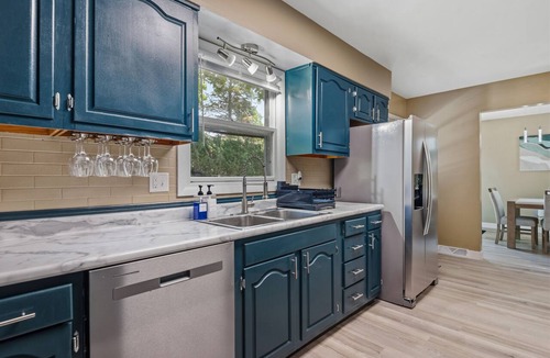 Springfield House | Group Getaway 5BR/2BA Lake Springfield Sleeps 12 Fire Pit & BBQ