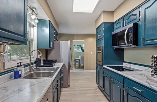 Springfield House | Group Getaway 5BR/2BA Lake Springfield Sleeps 12 Fire Pit & BBQ