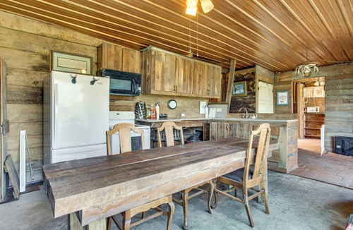 Frederick Cabin | Group Getaway in Historic Barn: 2 Mi to Rushville