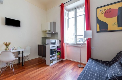 Le Cure Apartment | GuestHost - Cozy 35 sqm apartment, able to accommodate up to 5 people, located on the raised ground floor (5 steps to access) of an ancient building in good condition. The apartment is located in Le Cure district, a quiet residential area just north of t