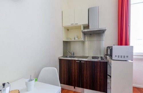Le Cure Apartment | GuestHost - Cozy 35 sqm apartment, able to accommodate up to 5 people, located on the raised ground floor (5 steps to access) of an ancient building in good condition. The apartment is located in Le Cure district, a quiet residential area just north of t
