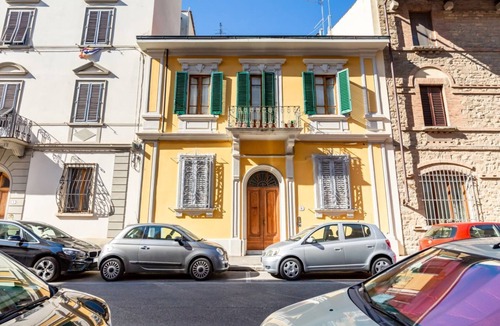 Le Cure Apartment | GuestHost - Cozy 35 sqm apartment, able to accommodate up to 5 people, located on the raised ground floor (5 steps to access) of an ancient building in good condition. The apartment is located in Le Cure district, a quiet residential area just north of t