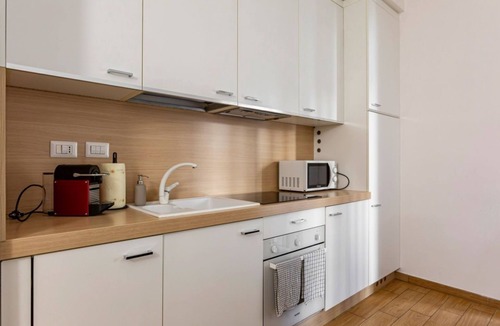 Lungarno del Tempio Apartment | GuestHost - Cozy 50 sqm apartment, for 4 people, located on the ground floor of a modern building on the bank of the Arno river. Not far from the historic center and well served by public transport, the apartment is located in a quiet and green residenti