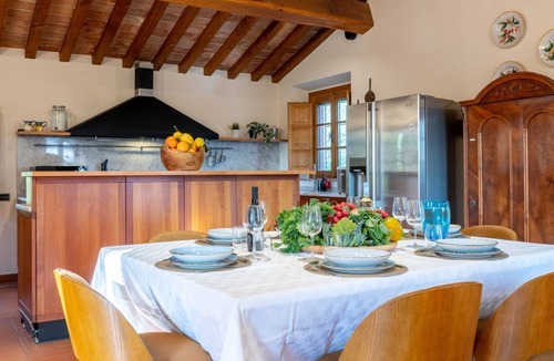 Palaia Villa | GuestHost - Enchanting villa located within an agricultural estate on the Tuscan hills, surrounded by nature and with a breathtaking view of the surrounding countryside. The property, equipped with private outdoor parking, outdoor swimming pool, gym area
