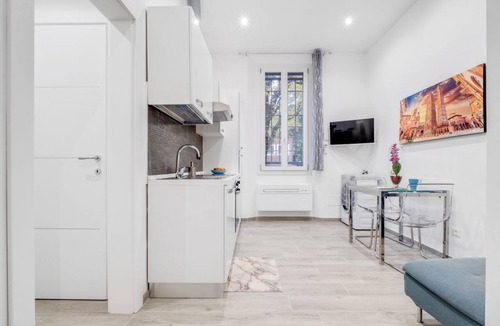 Bolognina Apartment | GuestHost - Just outside the center it is in a quiet and convenient position even for those who reach Bologna by car.The apartment is on the raised ground floor without a lift.About 30 square meters large on one floor. There are 3 windows that all overlo