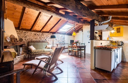 Borghetto di Vara Apartment | GuestHost - Medieval Getaway! Apuan Alps Lovely Attic x4
