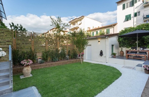 Gavinana Apartment | GuestHost - The room is located in the Gavinana district, in an early 20th century villa where there are other private rooms.From Piazza Gavinana you can reach the center on foot with a nice walk on the Arno where from late spring to October there are ma