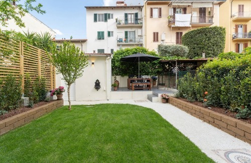 Gavinana Apartment | GuestHost - The room is located in the Gavinana district, in an early 20th century villa where there are other private rooms.From Piazza Gavinana you can reach the center on foot with a nice walk on the Arno where from late spring to October there are ma