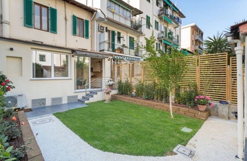 Gavinana Apartment | GuestHost - The room is located in the Gavinana district, in an early 20th century villa where there are other private rooms.From Piazza Gavinana you can reach the center on foot with a nice walk on the Arno where from late spring to October there are ma