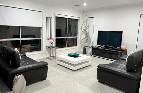 Casey House | Gungahlin Luxe 5 Bedroom 2 Storey Home with Views Canberra