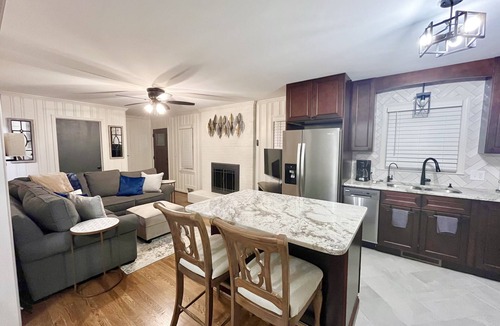 Stokes Cottage | Hanging Rock in the Backyard! Renovated Cottage 1 minute to park entrance