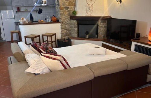 Casellina Apartment | Happy Hen Garden Suite