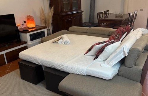 Casellina Apartment | Happy Hen Garden Suite