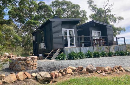Mount Fairy Apartment | Hayshed Cabins - Merigan Farm Stay