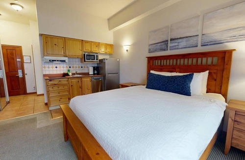 Sun Peaks Hotel | Hearthstone Lodge #201