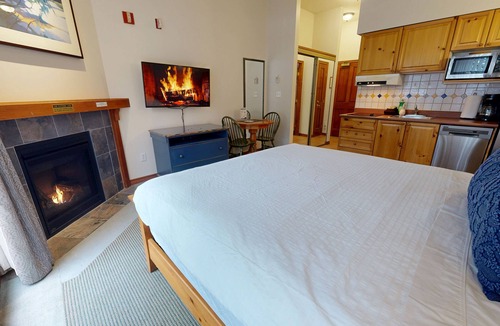 Sun Peaks Hotel | Hearthstone Lodge #201