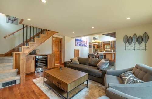 Carnelian Bay Cabin | Henderson by AvantStay | Lake View! Walk to Beach, Garwoods & More!