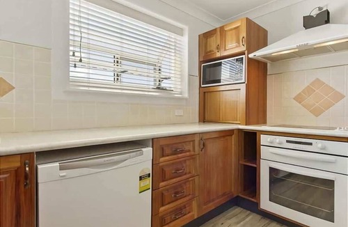 Maloneys Beach House | Hibiscus Close Beach Front Living