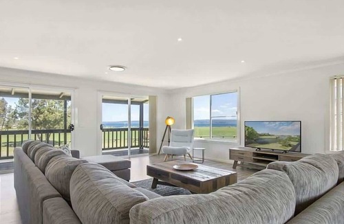 Maloneys Beach House | Hibiscus Close Beach Front Living