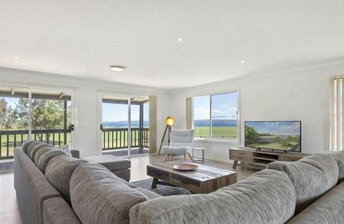 Maloneys Beach House | Hibiscus Close Beach Front Living
