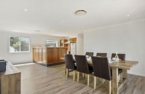 Maloneys Beach House | Hibiscus Close Beach Front Living