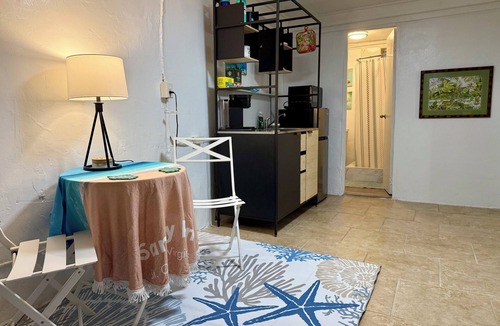 Estate Saint George Apartment | Hidden Treasure steps from The Botanical Gardens! Centrally located!