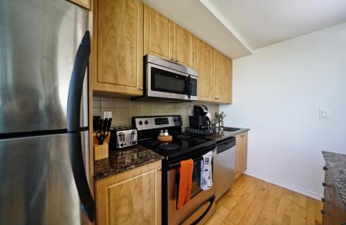 Toronto Entertainment District Apartment | High-Floor Downtown 1BR with Queen bed by CN Tower