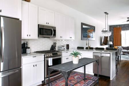 Hillsboro West End House | Hillsboro Village Rooftop Retreat with City Views, Sleep 12 with Gourmet Kitchen, Smart TVs & Garage, Walk to Vanderbilt, Pancake Pantry and Boutique Shopping, Minutes to Broadway, 12 South and The Parthenon, Perfect for Groups, 24Hr Hospitality