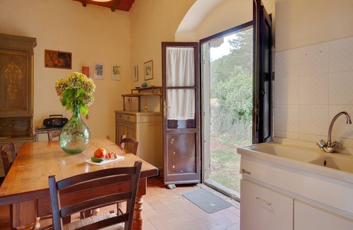 Castelfranco di Sopra House | Hillside Retreat with a View