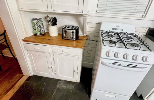 Springfield Apartment | Historic Apt. Adjacent to Capitol/2 Queen Bds Loft Style near Medical/State Fair