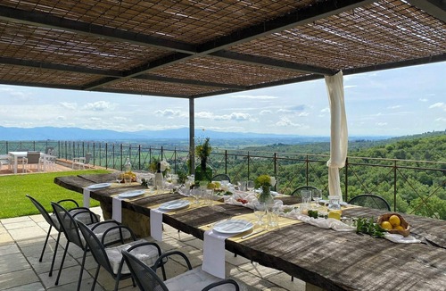 Monte San Savino Apartment | Historic farmhouse with infinity pool and sauna