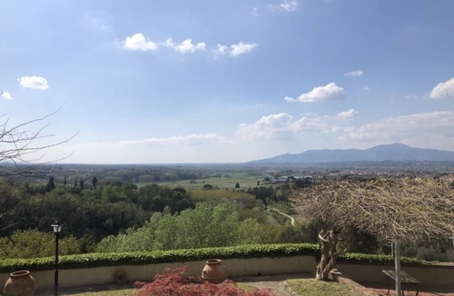 Montopoli in Val d'Arno House | Historic mansion with suites, rooms and scenic garden