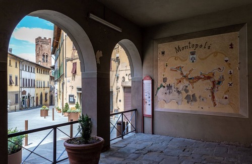 Montopoli in Val d'Arno House | Historic mansion with suites, rooms and scenic garden