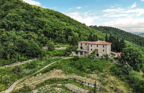 Londa House | historic Tuscan farmhouse surrounded by nature