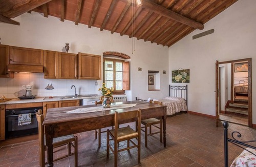 Castiglion Fibocchi Apartment | Holiday Apartment 'Bilocale Brando' with Pool, Garden & Wi-Fi