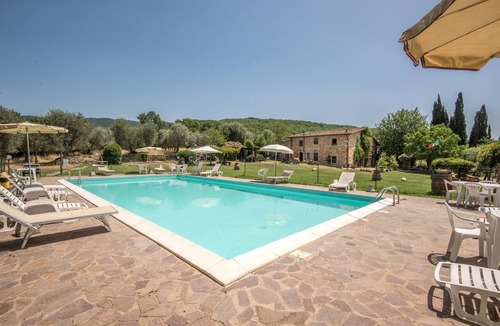 Castiglion Fibocchi Apartment | Holiday Apartment 'Bilocale Brando' with Pool, Garden & Wi-Fi