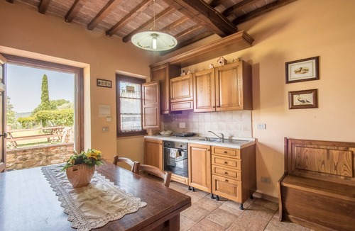 Castiglion Fibocchi Apartment | Holiday Apartment 'Monolocale Saraceno' with Pool, Garden & Wi-Fi