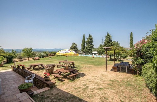 Castiglion Fibocchi Apartment | Holiday Apartment 'Monolocale Saraceno' with Pool, Garden & Wi-Fi