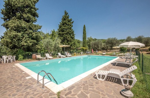Castiglion Fibocchi Apartment | Holiday Apartment 'Trilocale Carlotta' with Pool, Garden & Wi-Fi