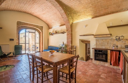 Colle di Val d'Elsa Apartment | Holiday Apartment "Arianna" with Terrace & Wi-Fi