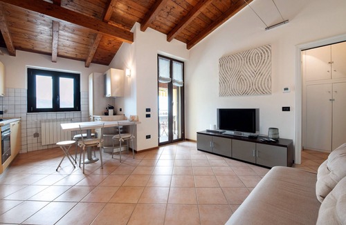 Marone Apartment | Holiday apartment ‘Miralago Marone’ with lake view, private balcony and Wi-Fi